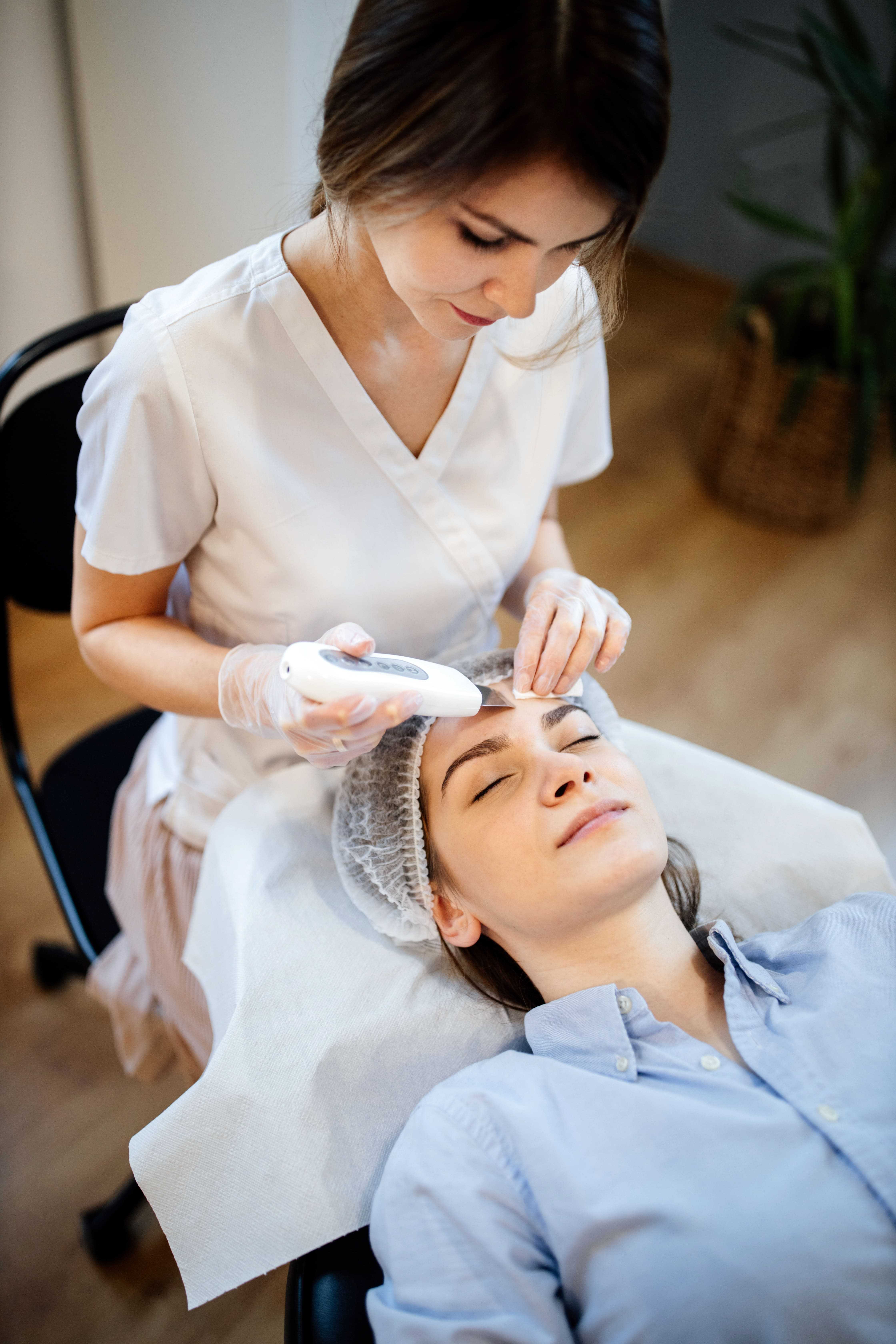 Klient u pracownika Misja Perfekcja na terapii trądziku