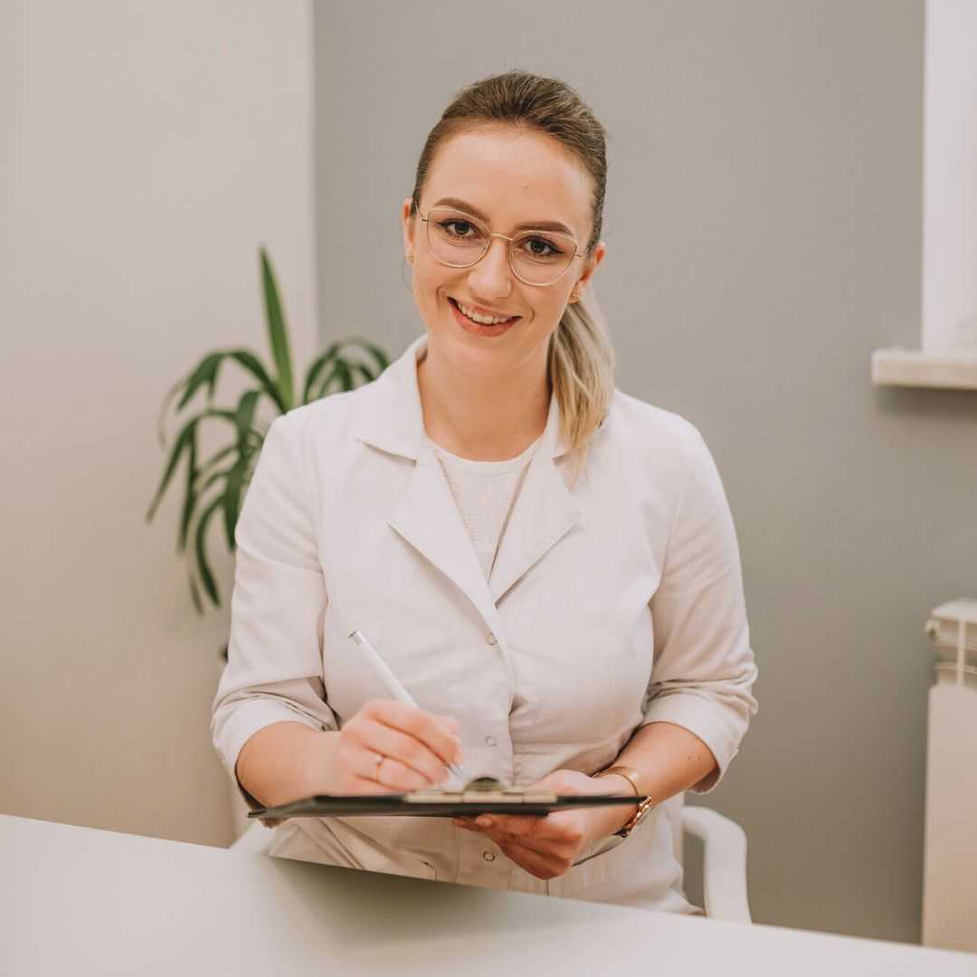 Pracownik Misji Perfekcji podczas konsultacji kosmetologicznej